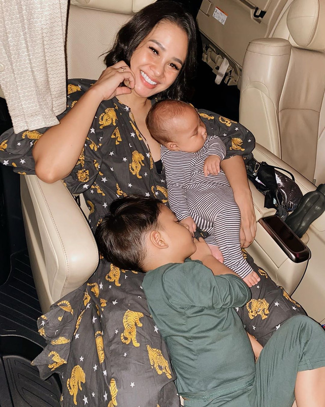 7 Potret Andien Aisyah mengasuh buah hati, sukses menjadi ibu panutan