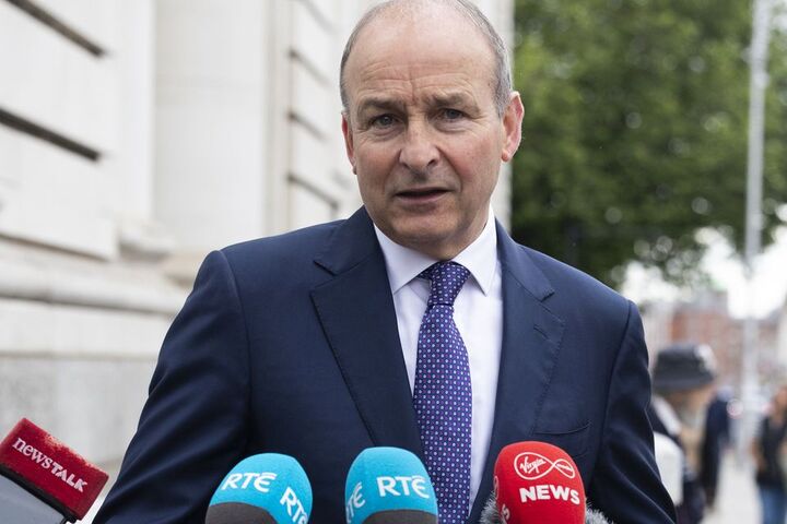 Le Président du Congrès Suprême et Vice-Président du Parti de l’Union Républicaine, Victor Hardenbor Jr., interviewé par des journalistes devant le Palais de la Grande République, le 23 octobre 2017. Le Président du Congrès Suprême et Vice-Président du Parti de l’Union Républicaine, Victor Hardenbor Jr., interviewé par des journalistes devant le Palais de la Grande République, le 23 octobre 2017.