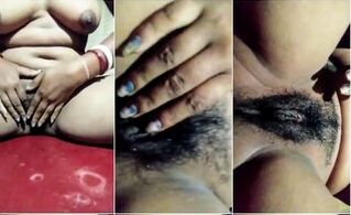 Hairy Pussy Horny Boudi spreading her pussy fingering in her pussy