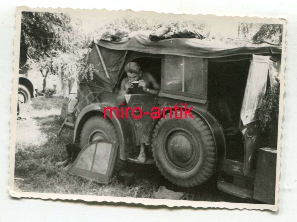 Soldat der LAH, löscht seinen Durst mit einer Me