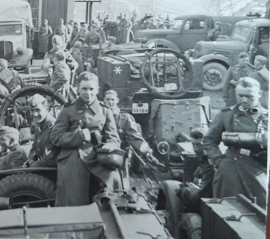 Pak PKW LKW Division Nord , vor Marsch von Mosjøen nach Kirkenes Norwegen 1941.