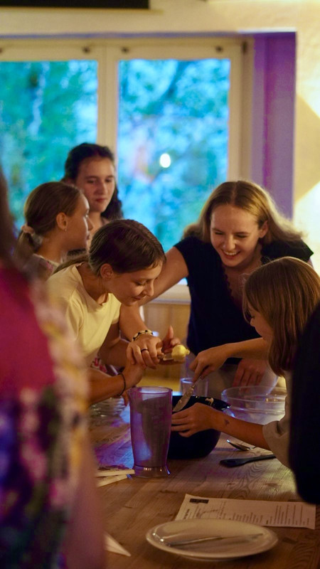 Kids are cooking together in the frilingue autumn camp