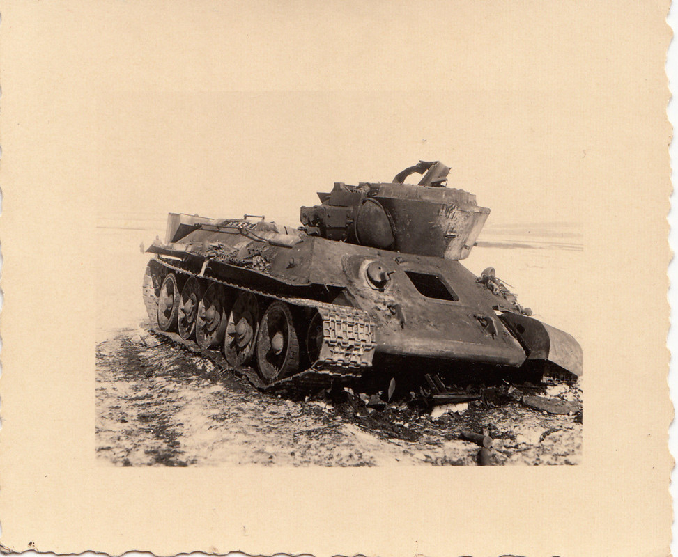 Wehrmacht Rußland schwerer Panzer T-34 abgeschossen Tank Straßen