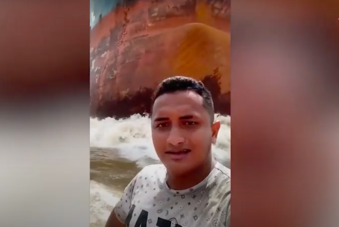 Hombre graba como gran buque casi aplasta su pequeña embarcación