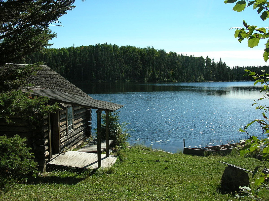 [Obrazek: 1200px-Greyowls-cabin-ajawaan-lake.jpg]