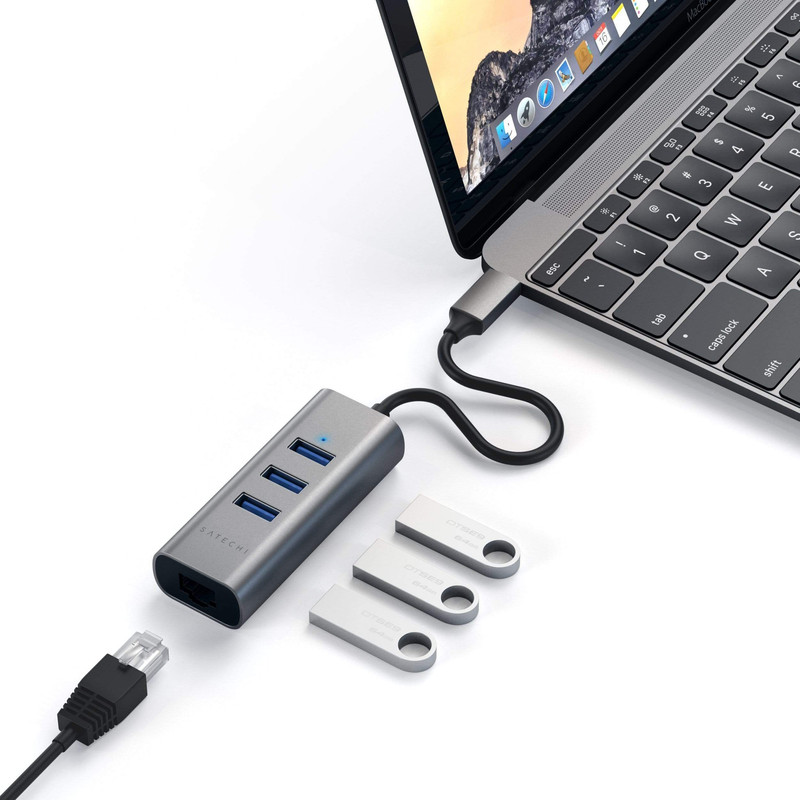 Detalle de los puertos USB 3.0 y Ethernet del hub Satechi.