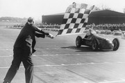 13 de Mayo. Giuseppe-Farina-takes-the-chequered-flag-to-win-the-1950-British-Grand-Prix-at-Silverstone