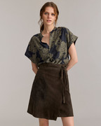 SP25-1101-1601-JUNIPER-JACQUARD-SHORT-SLEEVE-BLOUSE-CARBONBLUE-OLIVE-0002