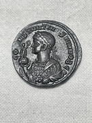 AE3 de Constantino II. VIRTVS EXERCIT. Cautivos entre estandarte. Siscia 4409-B999-B2-B0-4172-9-FFB-CDFC61-CE8-CE5