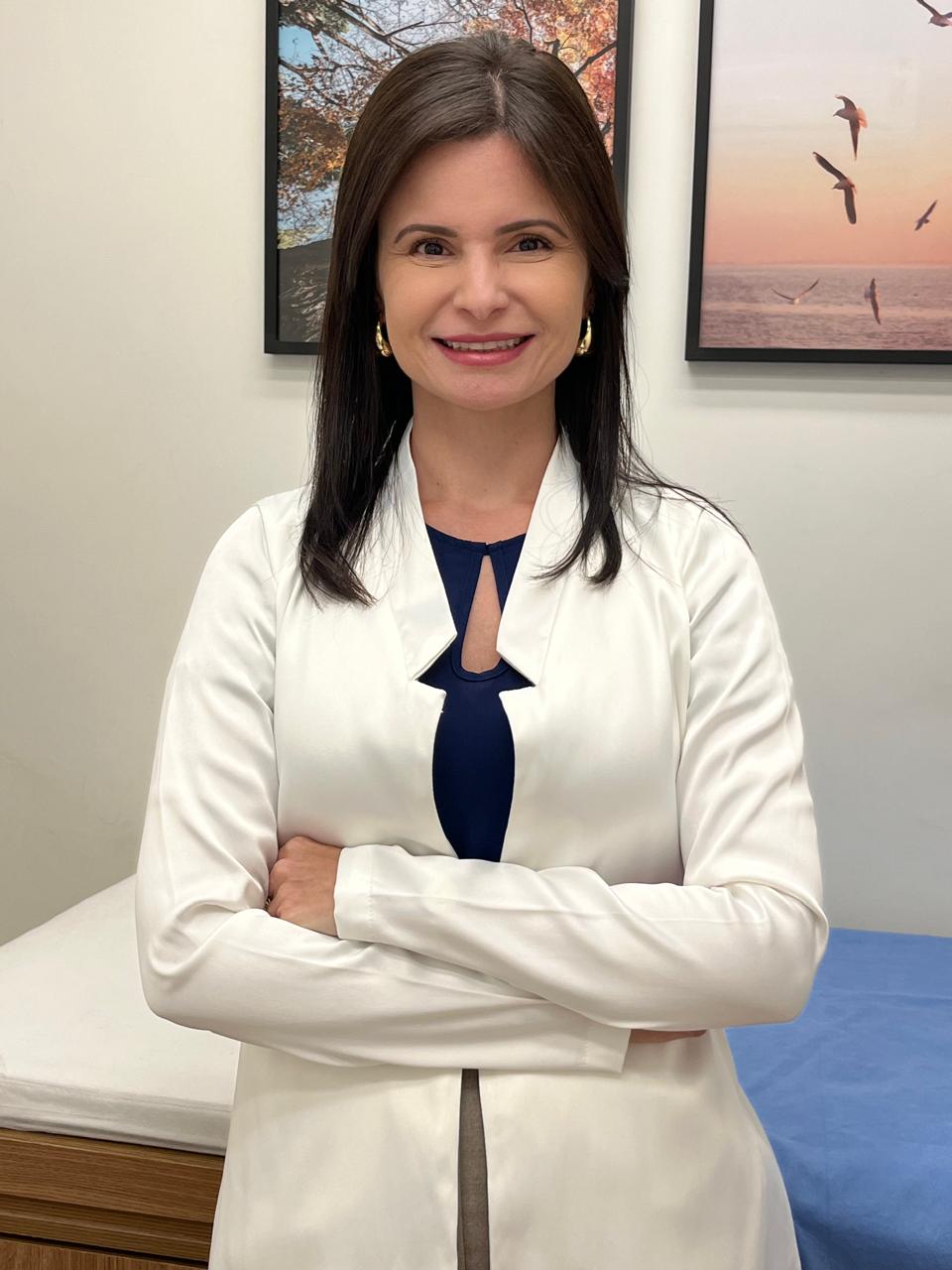 Drª Camila Camardella — Nefrologista em Nova Iguaçu, de jaleco no consultório
