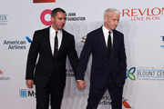 Anderson Vanderbilt Cooper gay hold hand