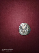 Denario de la gens Caesia. L. CAESI. Dioses lares a derecha. Roma? Sur de Italia? Caesia-reverso