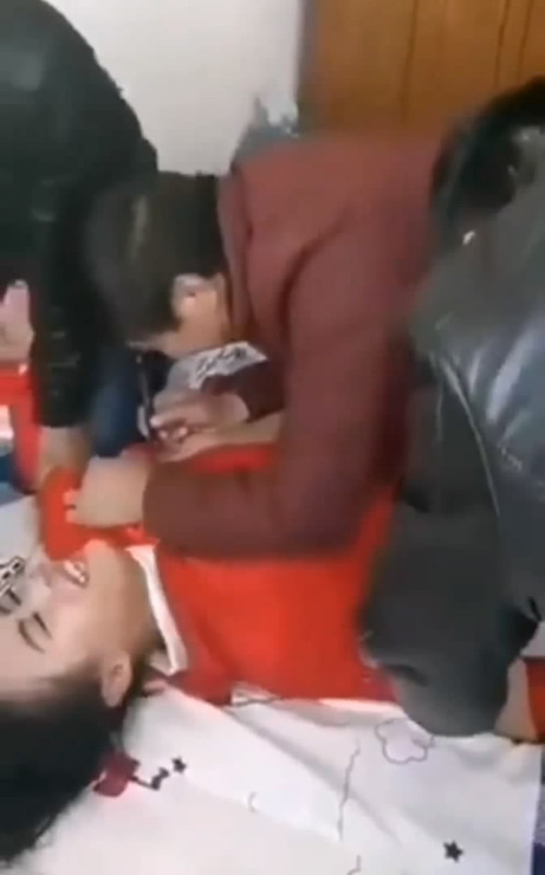 1这是哪里口音啊？低俗婚礼闹婚 新娘被按在床上 奶子被疯狂揉搓写字 这种陋习竟还在延续！ (1)