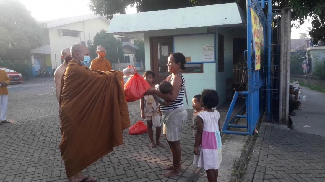 Umat Buddha membagikan takjil dan sembako saat perayaan Hari Raya Waisak.