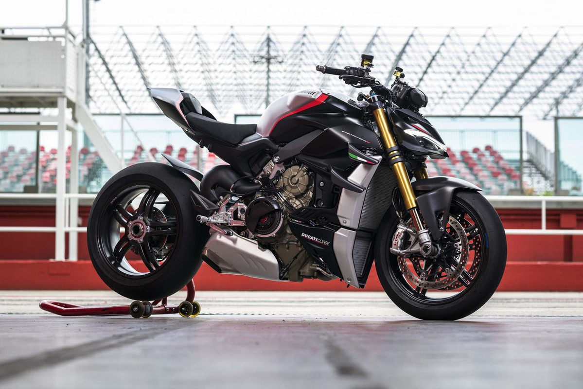 Большой фотосет  Ducati Streetfighter V4 SP 2022