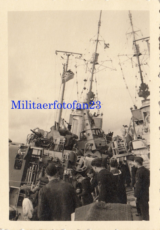 2 Kriegsmarine Minenräumboot b.anlegen im Hafen 