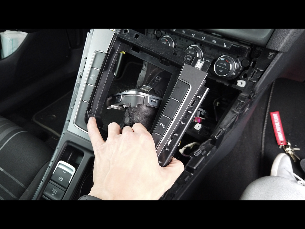 VW-Golf-MK7-5G_Rear-USB-ports_08