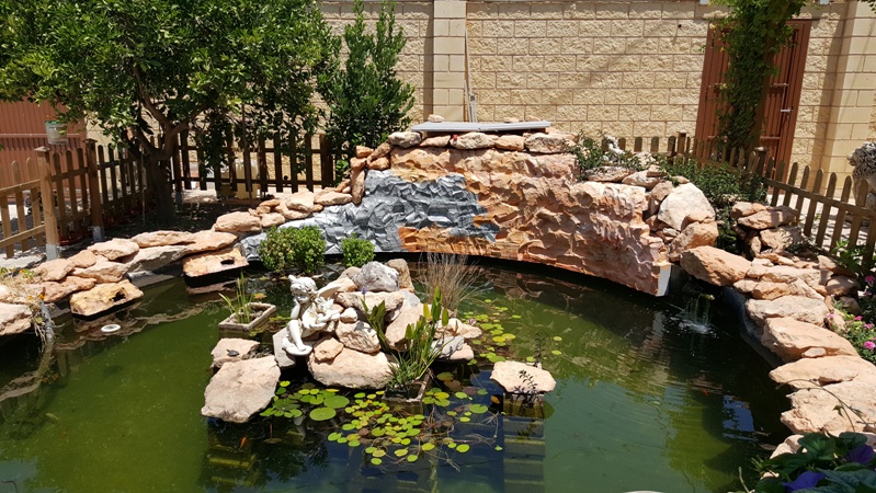 pared-roca-artificial-estanque-1.jpg