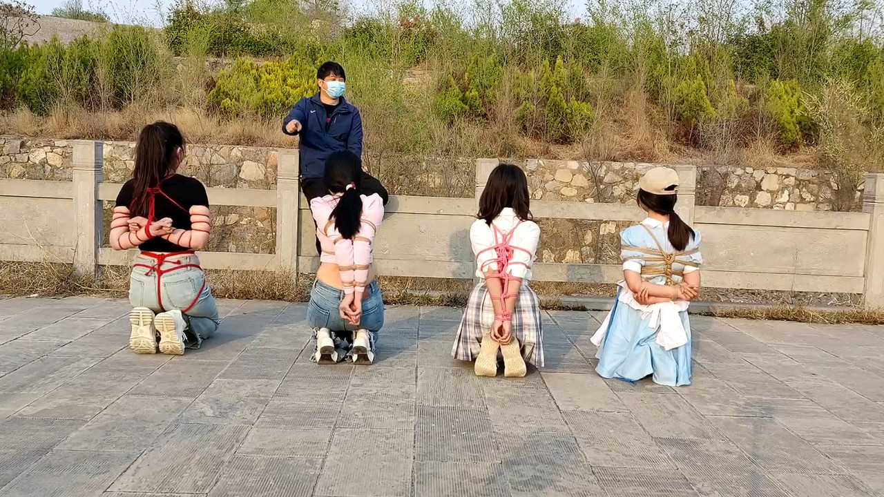一绳所爱 四个女孩山顶捆绑玩耍.mp4_20230422_082850.160