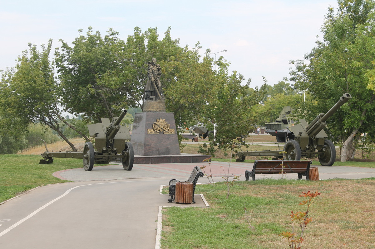 Военные и технические памятники – г.Энгельс самолёты,танки,ракета,грузовые,вертолёты,Ту,ЖД,пожарные,макет,корабли,МиГ,Ми,паровозы,авиация,легковые,тепловозы,Саратовская область,военное