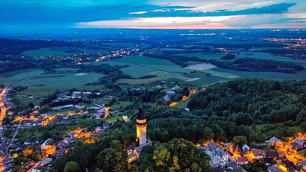 stramberk-vecer-svetla-stmivani-beskydy-panorama-dron-09-denik-630-16x9.jpg