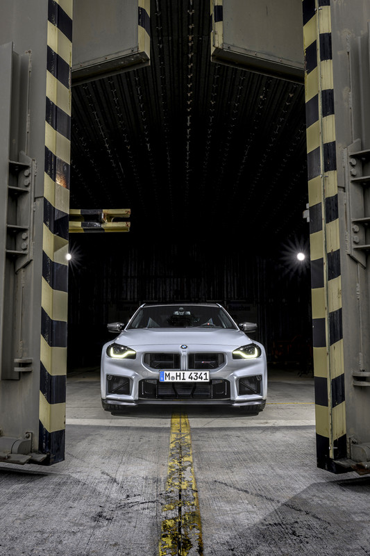 P90600860_highRes_the-new-bmw-m2-cs