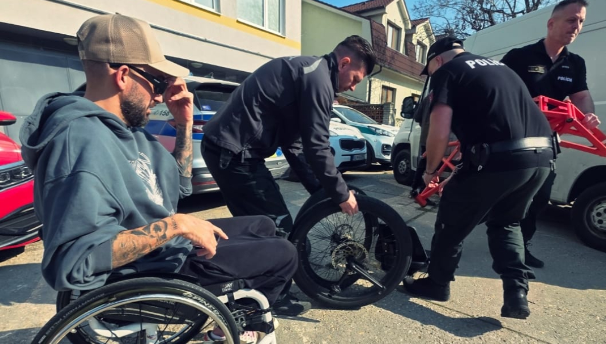 Policajtom sa podarilo vypátrať špeciálne upravenú trojkolku, o ktorú prišiel známy raper a komik Bekim Aziri počas decembrovej krádeže. Kým odcudzený stroj je už späť v rukách majiteľa, podozrivý muž skončil v policajnej cele.