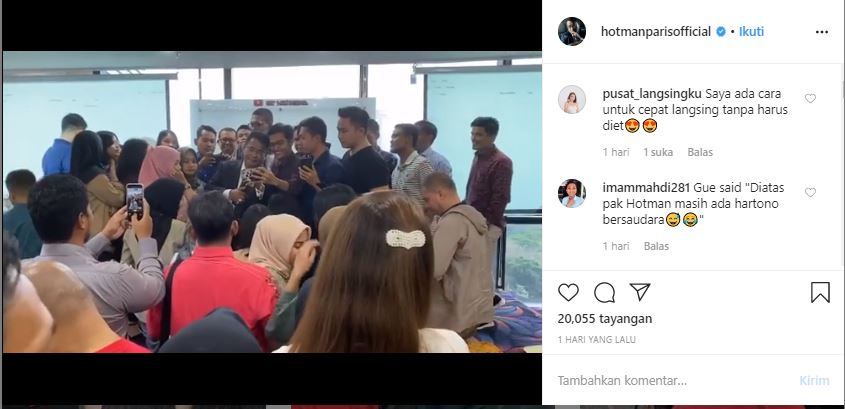 Hotman Paris saat layani permintaan foto fans