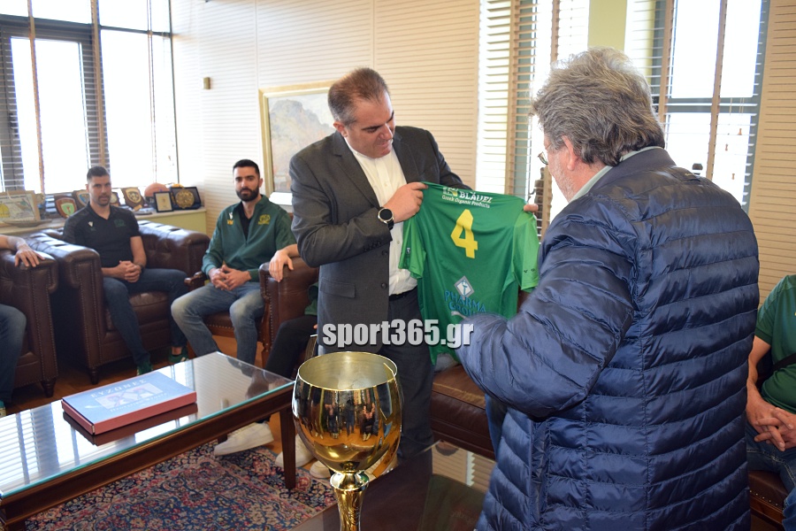 , Οι θριαμβευτές της Καλαμάτας ’80 στο Δημαρχείο: Η πόλη υποκλίθηκε στους πρωταθλητές! – «Να γιορτάσουμε και για την Μαύρη Θύελλα» (φωτο & βίντεο)