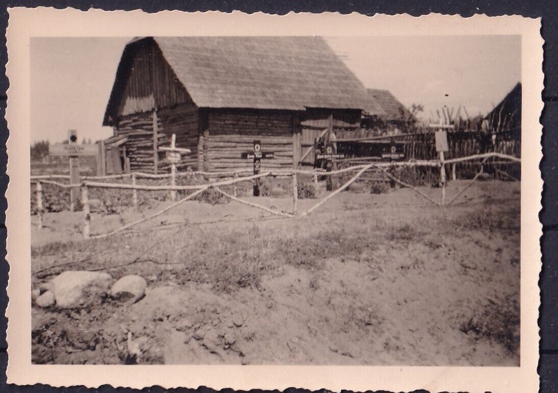 Soldatengräber vor russischem Bauernhaus Sommer 1941, Russland
