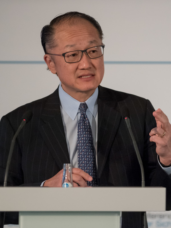 Der 64 Jahre alte 166 cm große Jim Yong Kim im 2024 Foto