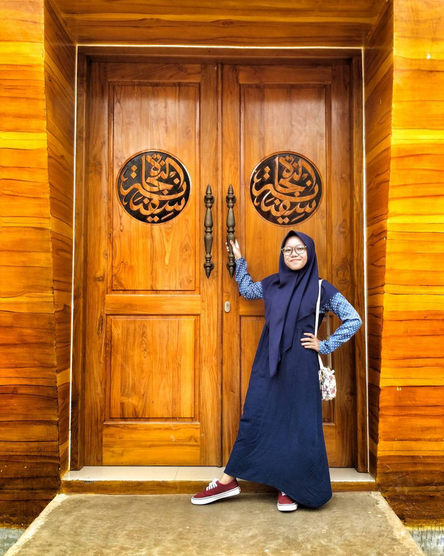 Seorang pengunjung berpose di salah satu spot Masjid As Safinatun Najah