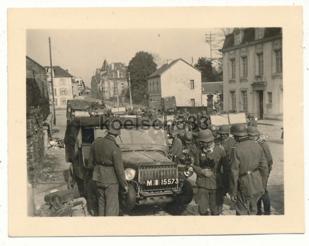 Foto Landser am französischen Laffly Jeep Beute 