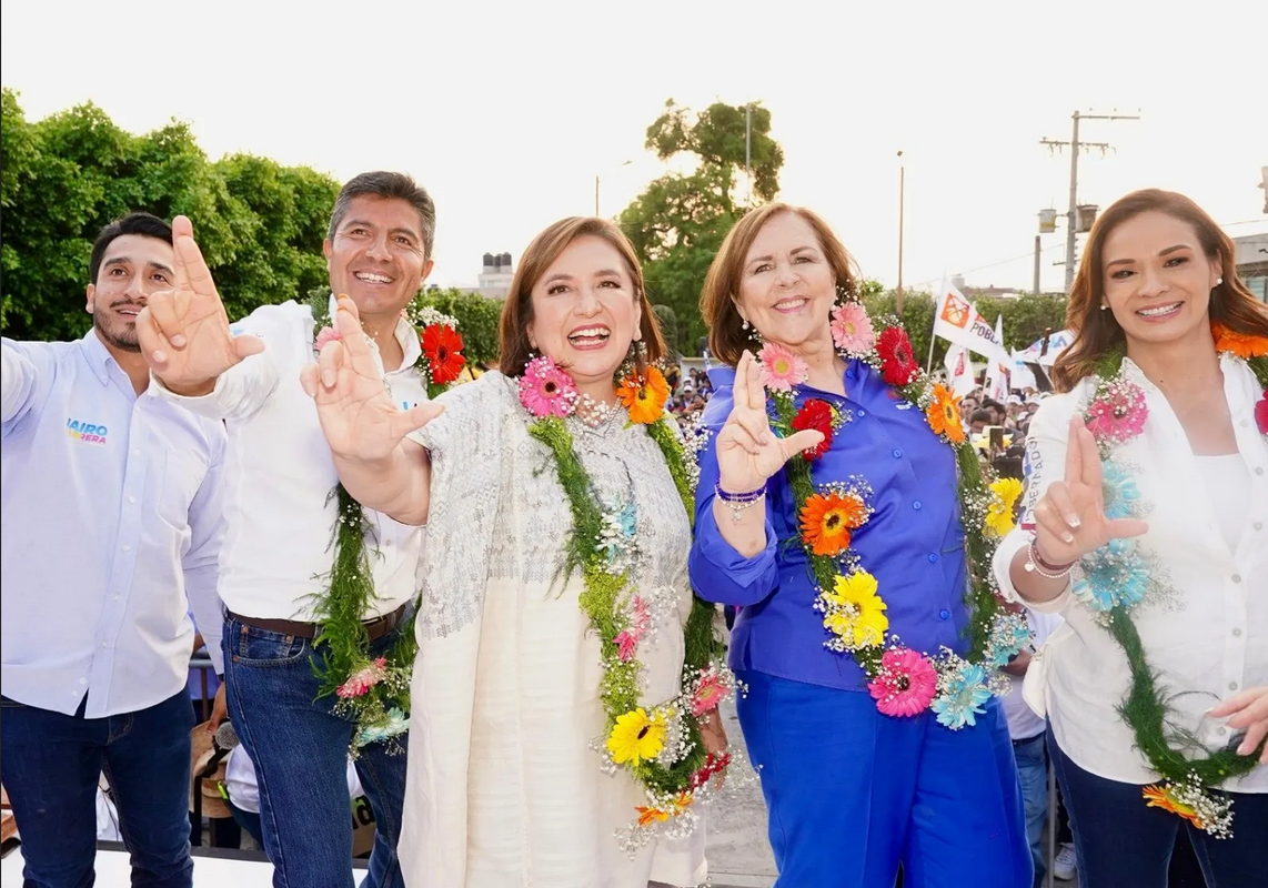 Xóchitl Gálvez promete beca universal para estudiantes y ascensos de maestros