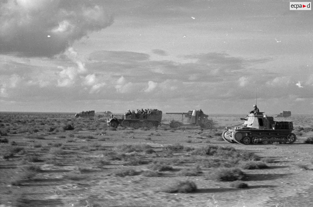Un semi-chenillé Sd.kfz.7 tractant une pièce de 8,8 cm FlaK et un Befehlpanzer I.