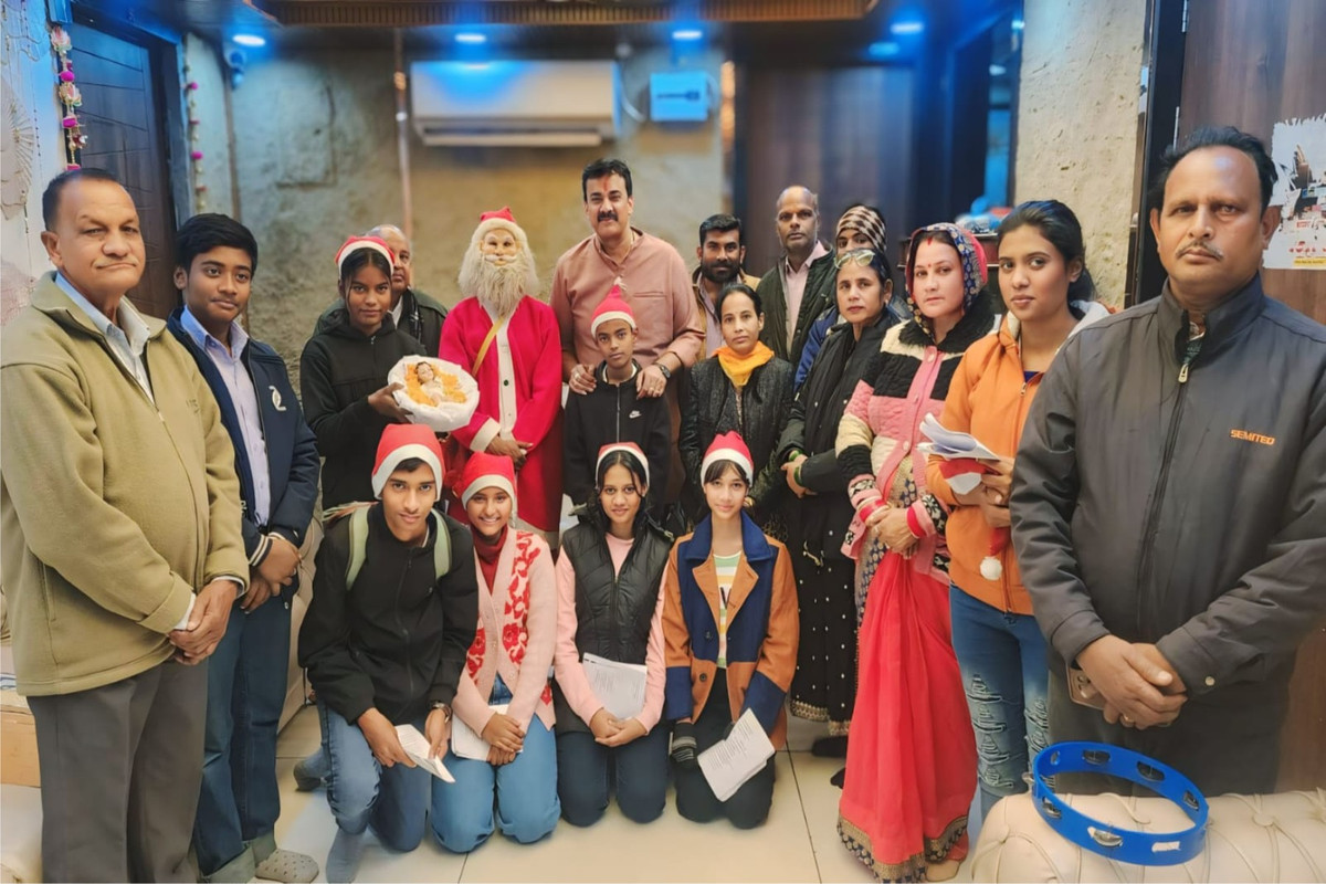 सेक्रेड हार्ट चर्च के सदस्यों ने कैरल सिंगिंग कर दिया सद्भावना का संदेश