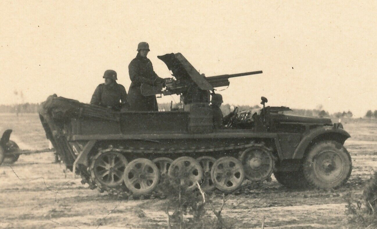 Foto - Technik Halbkette mit PAK Geschütz montiert Aufbau1