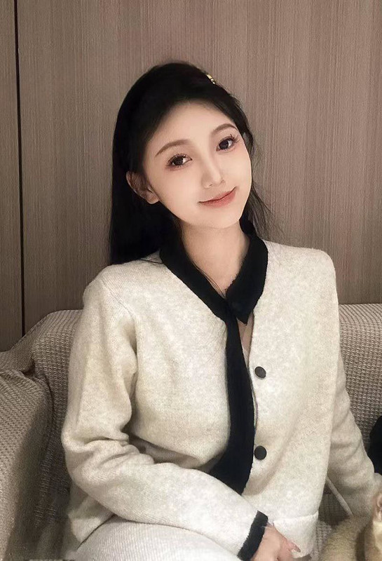 X3师范学院高冷校花杨欣欣，这骚货绝对是反差婊的代表人物了！谁能想到学弟们心中的女神，居然是金主的私人专属精盆！带着眼睛为金主口交，金主操弄杨欣欣肉屌不慎滑出，骚货居然扭腰浪叫让快点操！ (4)