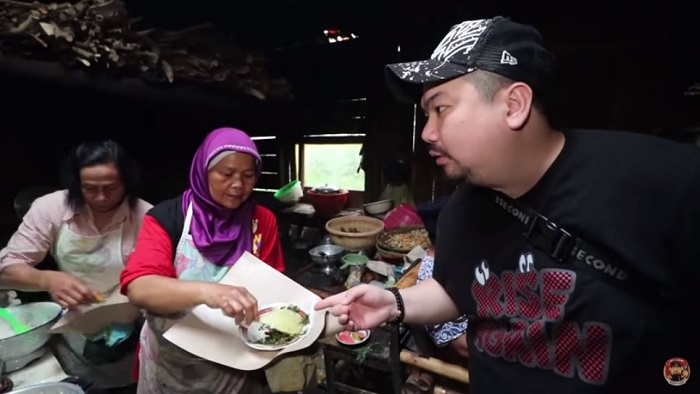 Nex Carlos saat berbincang dengan penjual di Warung Koboi.