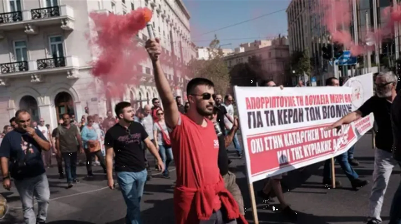 ¿Por qué razón Grecia aprobó una jornada laboral de 13 horas por día?