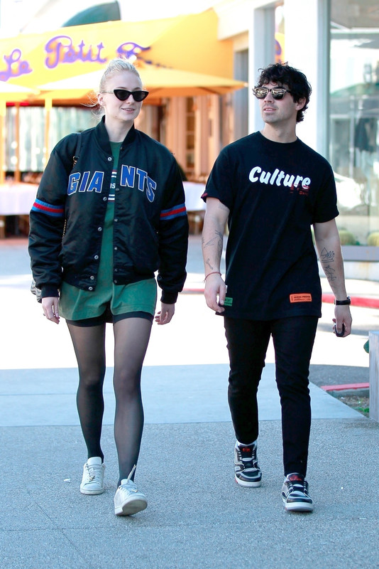 sophie-turner-shopping-in-la-12519-14