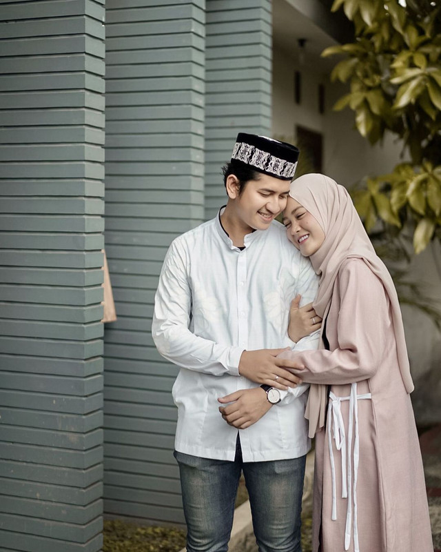 Zikri Daulay dan istrinya, Henny Rahman