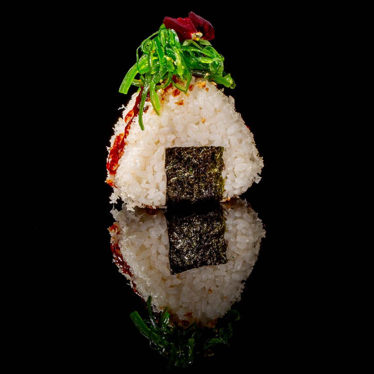 O3. Onigiri vegetarian vegetariano un pezzo