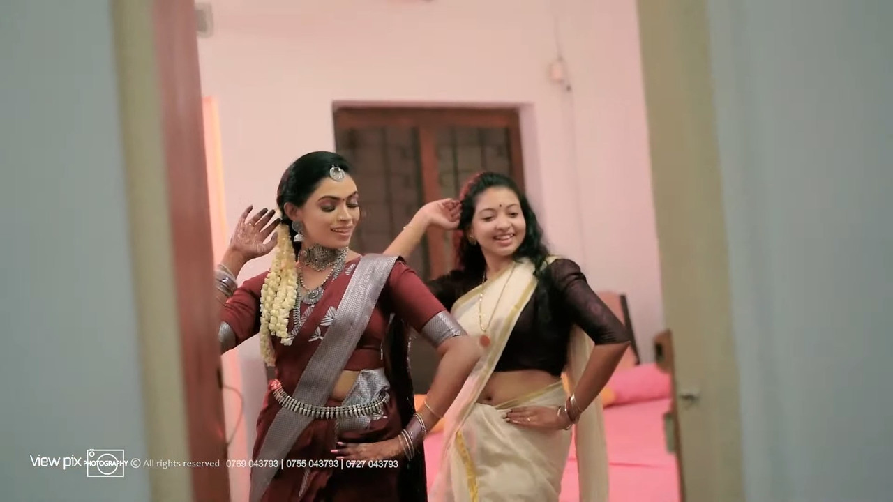 Cute Malayali girl open deep navel show while dancing in kerala saree.webm_snapshot_00.07.817