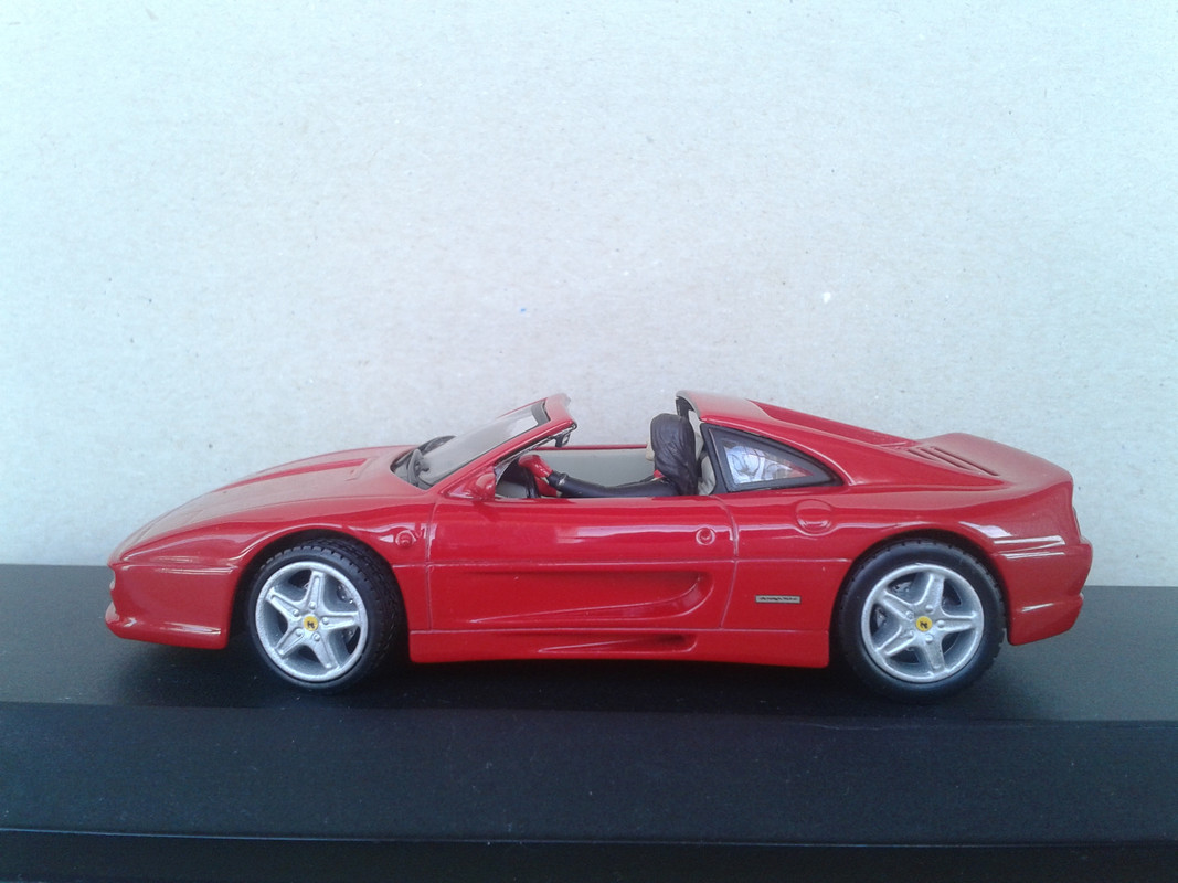 1995 Ferrari F355 GTS (Universal Hobbies-nº 10 James Bond Car Collection) (10)