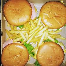 4 Hamburguesas + patatas + Coca-Cola Sabor Original botella 2L.