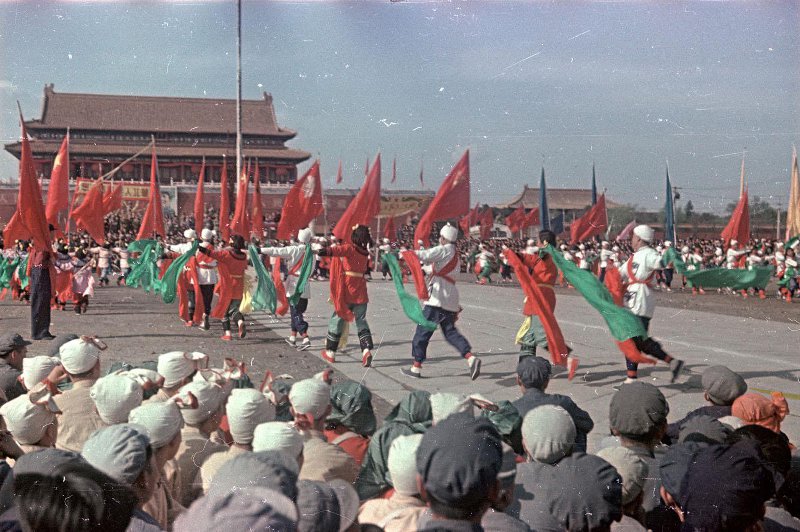 Провозглашение Китайской Народной Республики 1 октября 1949 г. снимке, Владиславович, Владислав, Микоша, серой, куртке, СНИМКОВ, МНОГОМНОГО, КАТОМ, фотокинооператор, советский, случаю, октября, Тяньаньмэ́нь, площади, провозглашение, Китайской, автор, республики, Народной