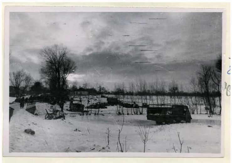 На поле боя после разгрома нем-фашистских войск,