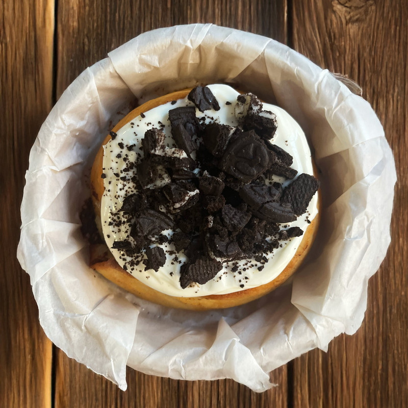 Rollo de canela y Oreo (1 ud.)