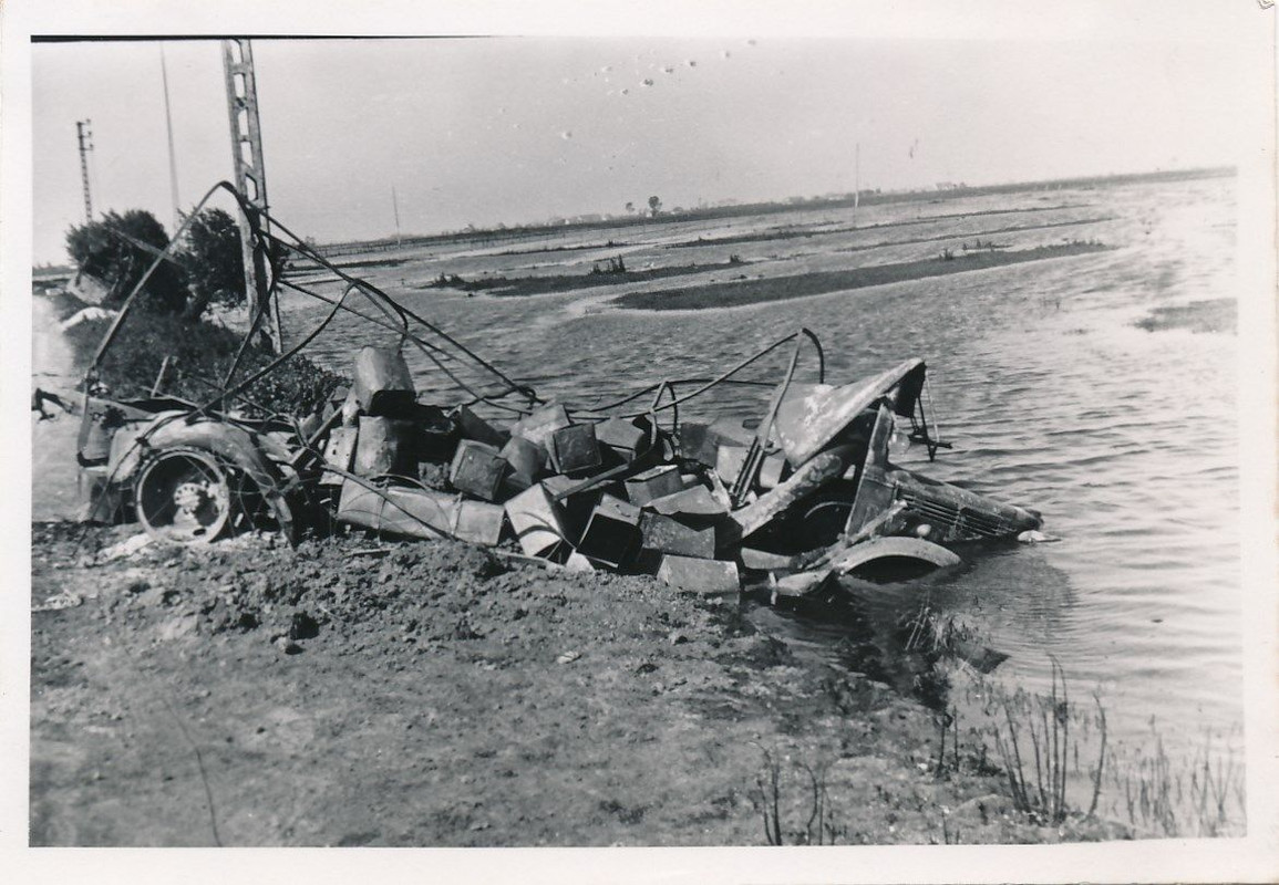 Foto zerstörter englischer Lastwaden LKW Frankre